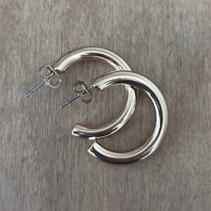 Small 1 inch Hoop earrings Gold toned Quiet Luxury Old Money Preppy Party